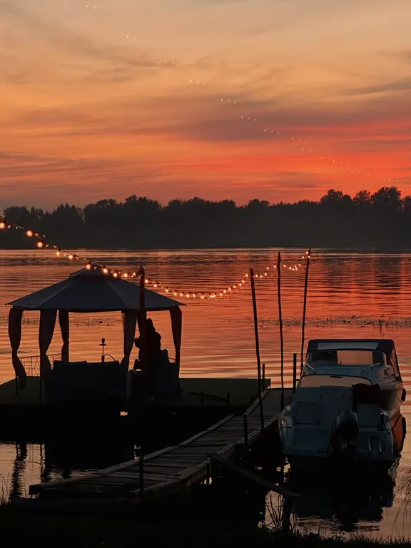 Двухэтажный дом на берегу реки Волга