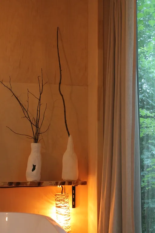 Дом с ванной у панорамных окон и высокой террасой в лесу