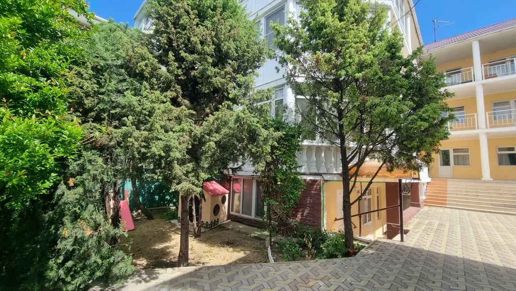 Смарт-студия в монохромных тонах