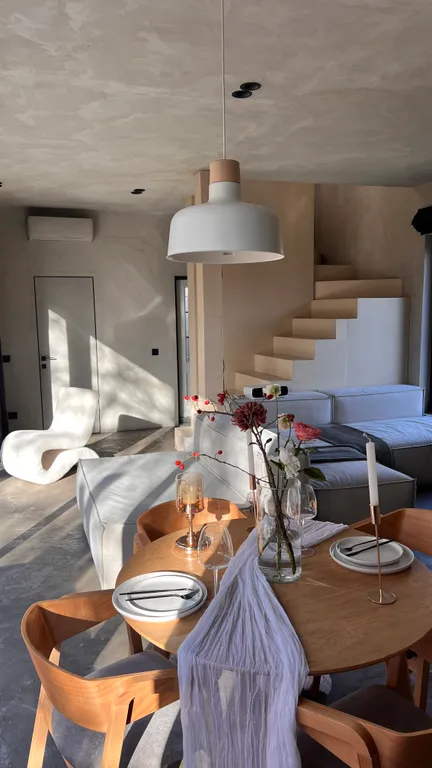 Премиальный дом с дизайнерским камином на дровах в лесу