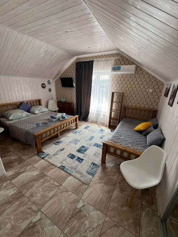 Уютная комната в доме с ванной комнатой