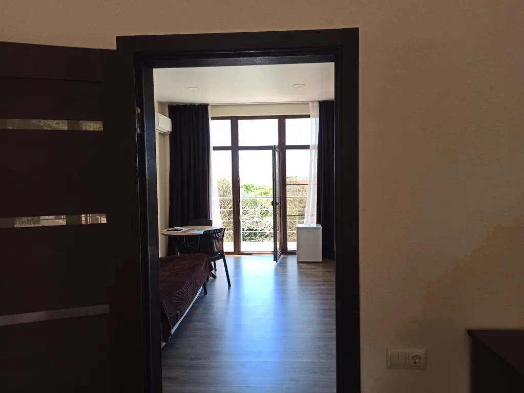 Двухкомнатный люкс с двумя балконами с видом на море и горы.