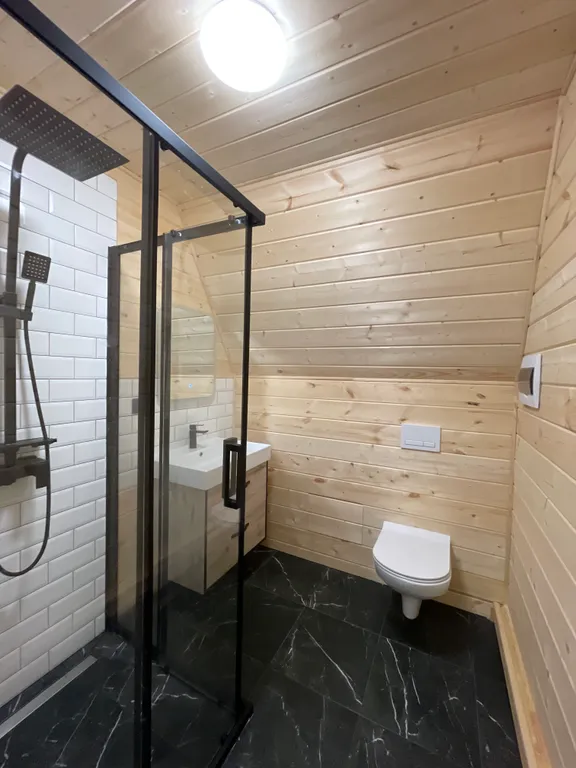 Глэмпинг в сосновом лесу