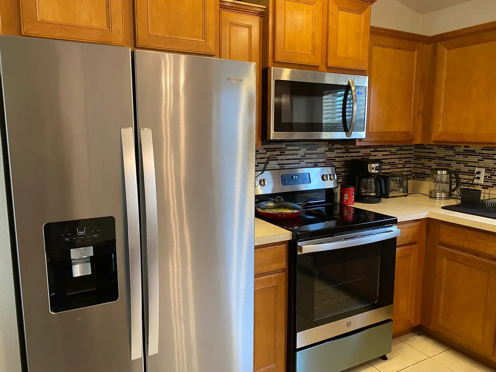 Уютный большой дом с бассейном недалеко от Диснейлэнда