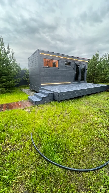 Панорамный дом с баней на дровах и чаном в окружении ёлок