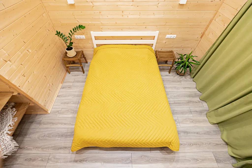 Дом на реке и краю соснового леса