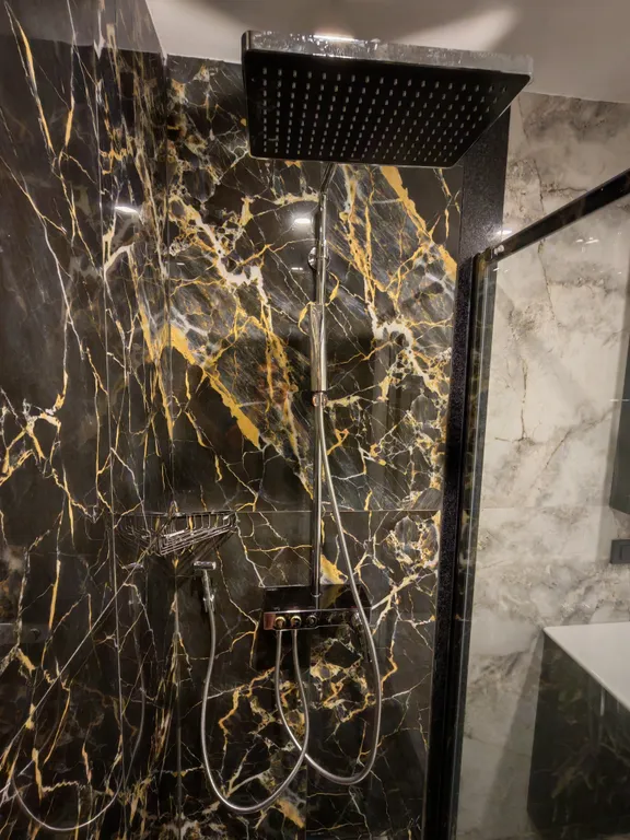 Квартира с дизайнерской отделкой, видом на море и аквапарком