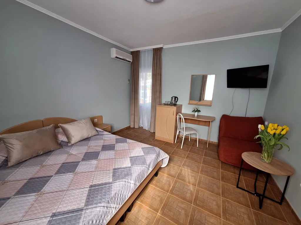 Квартира Квартира СТАНДАРТНЫЙ ТРЕХМЕСТНЫЙ 
НОМЕР С ДВУМЕСТНОЙ КРОВАТЬЮ,  КРЕСЛОМ — Геленджик