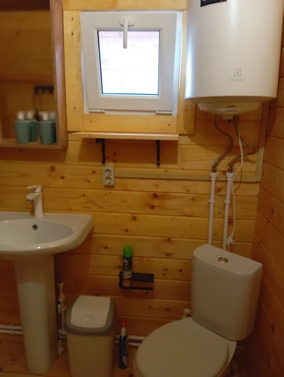 Деревянный дом на море