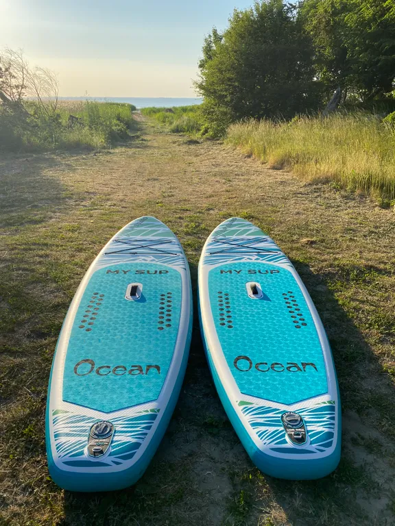 Домик целиком в лесу на берегу залива