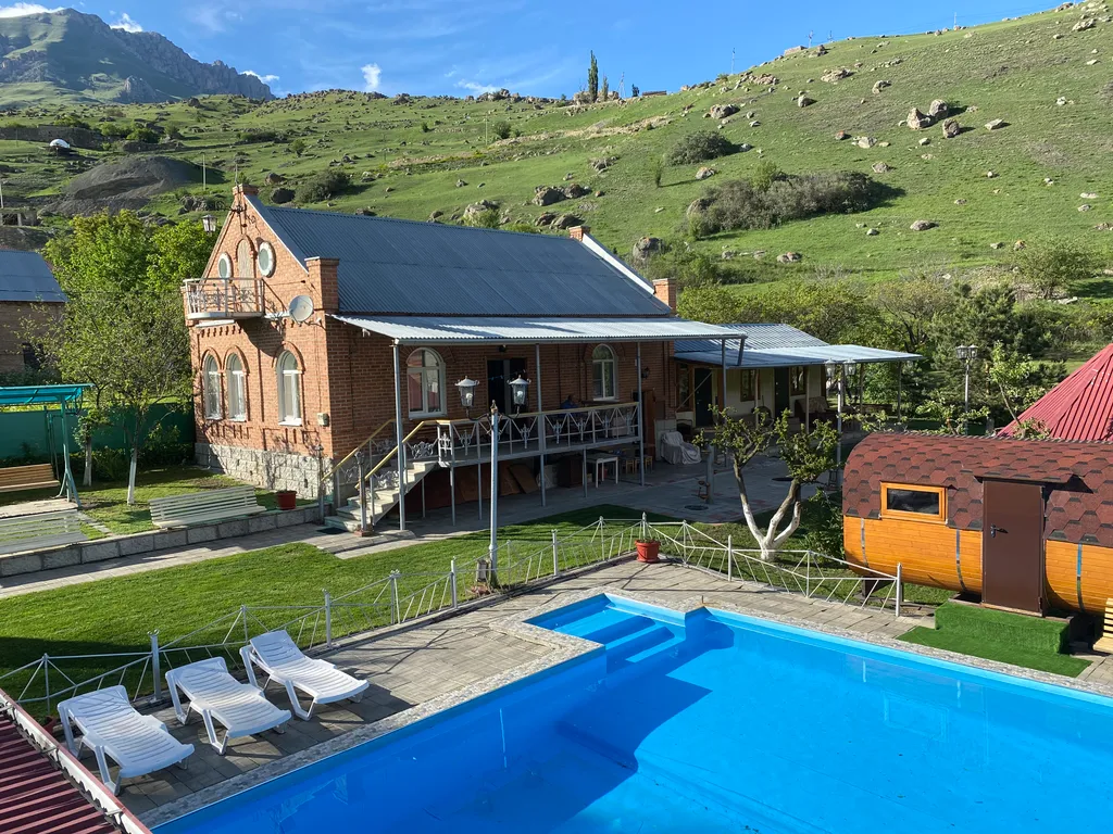 Дом с большим бассейном с подогревом и уютной банькой