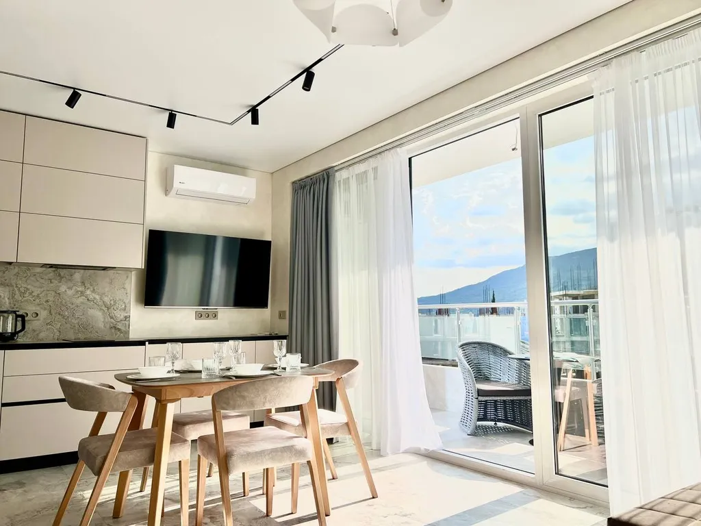 Современный апартамент с бассейном