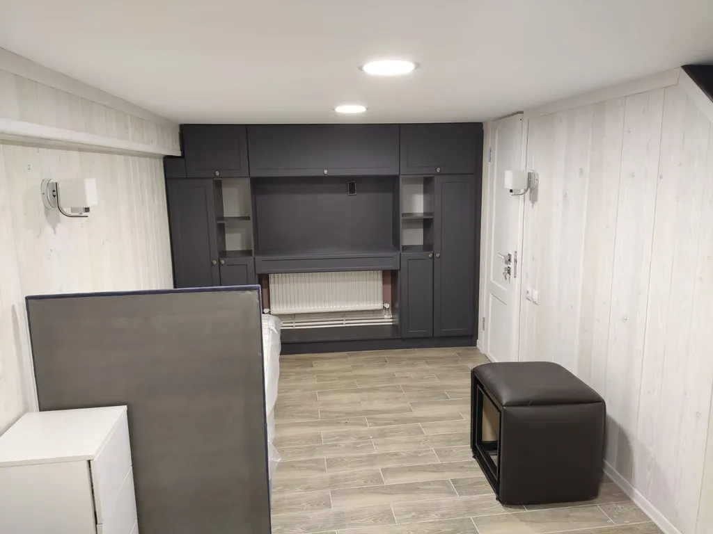 Танхаус камином трёхэтажный, с балконом, 3 комнаты не изолированные.