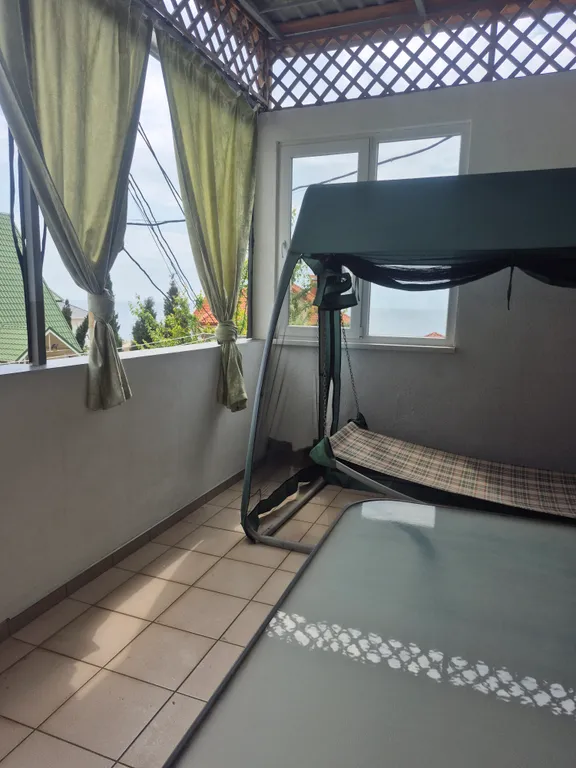 Часть дома с верандой и видом на море, горы и храм