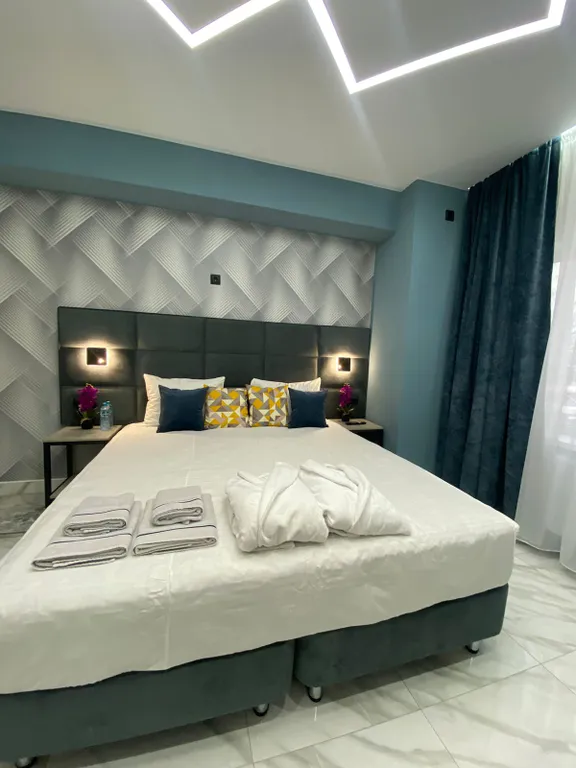 Номер люкс с большой двухспальной кроватью