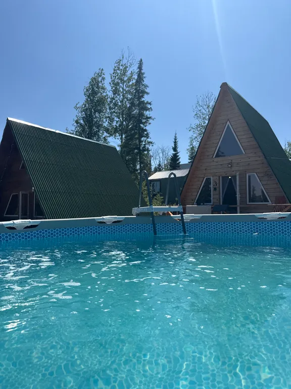 А-frame в окружении леса и гор