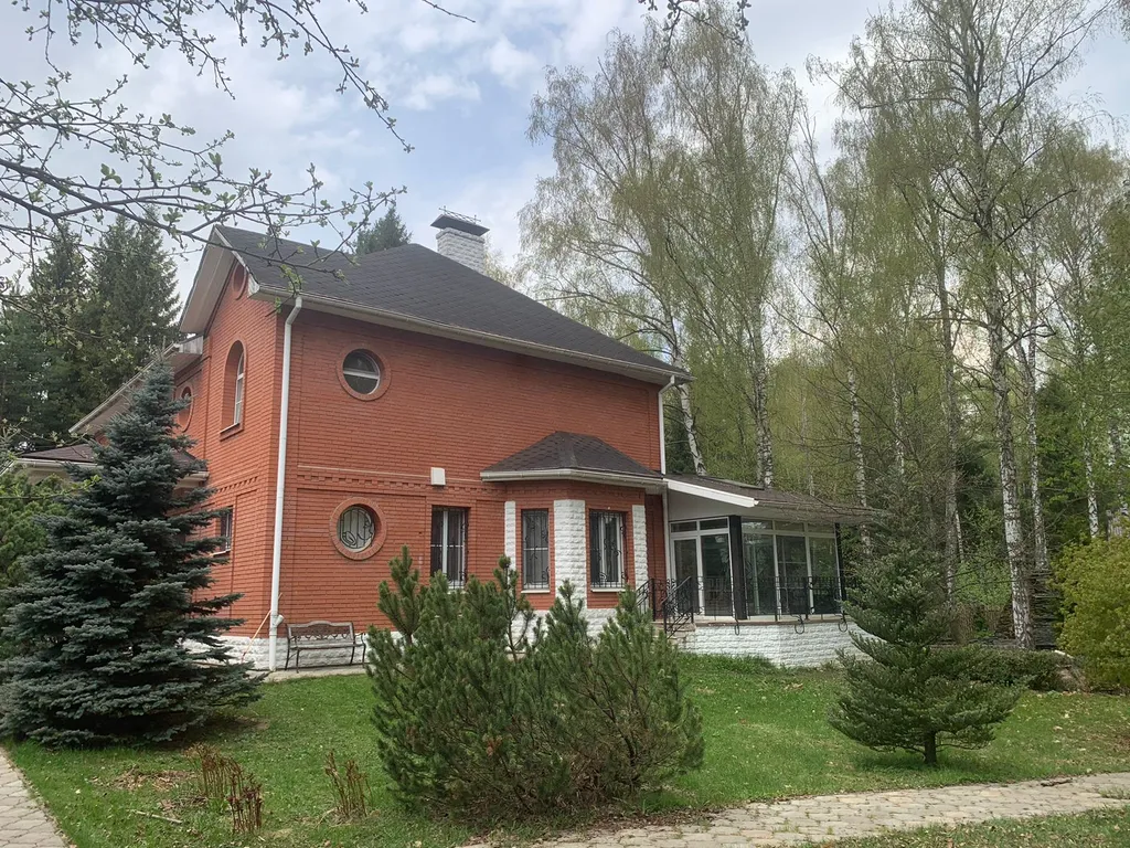 Дом с бассейном в лесу