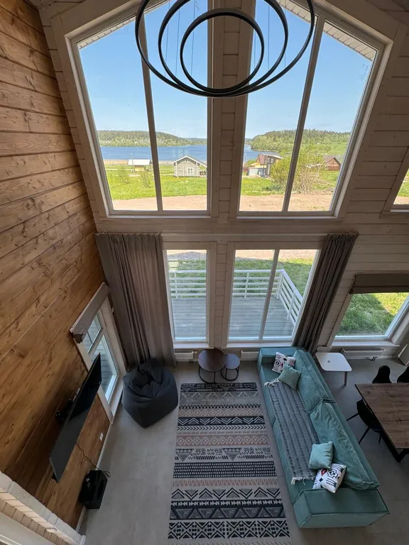 Большой дом с видом на озеро, 3 спальнями, сауной и детской площадкой