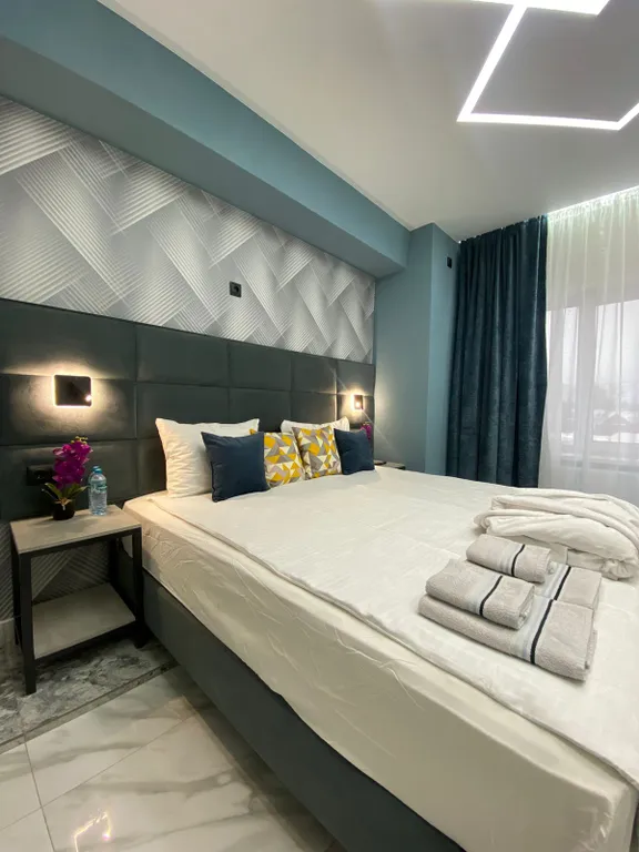 Номер люкс с большой двухспальной кроватью