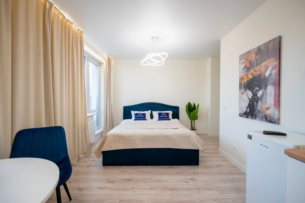 Пpосторная студия с балконом и красивым видом