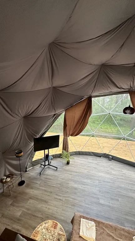 Уютный купольный домик на берегу пруда