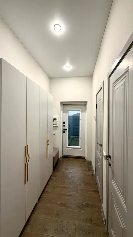 Уютный дом с панорамными окнами рядом с озером