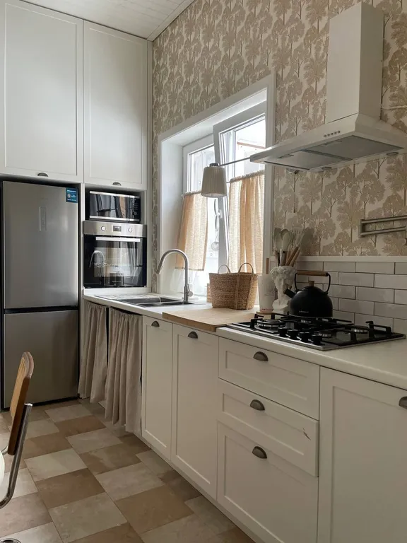 Дом с бассейном у леса