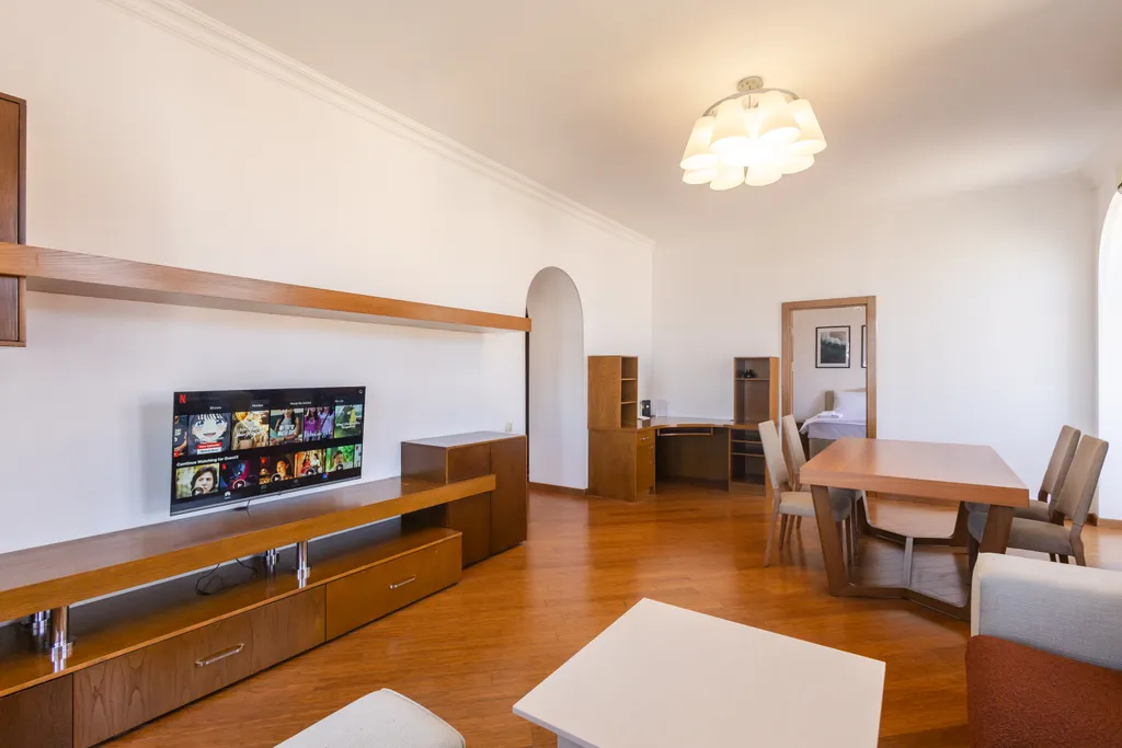 Апартаменты с видом на торговую улицу