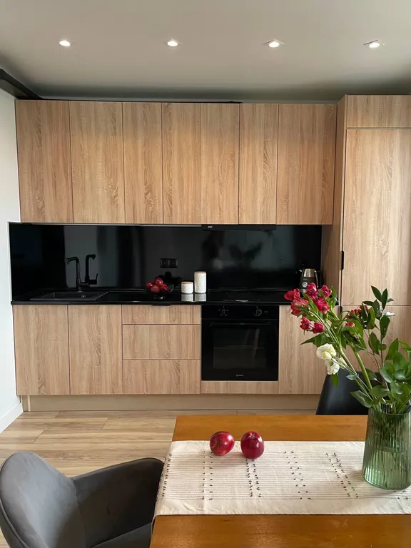 Стильная студия с красивым видом из окна