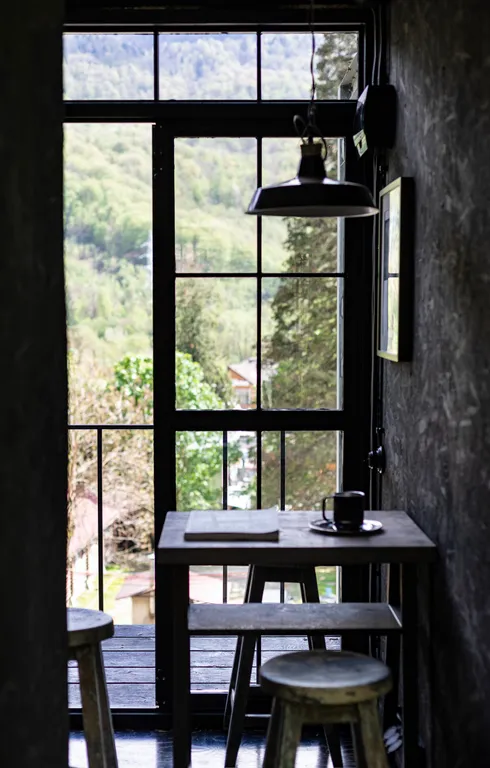 Домик на лесном склоне с видом на горы