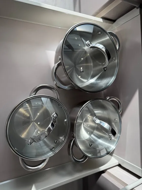 Студия с панорамными окнами и атмосферным видом