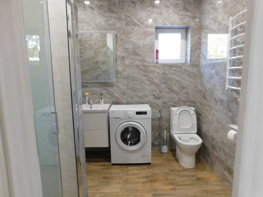 Двух этажный дом, в тихом районе