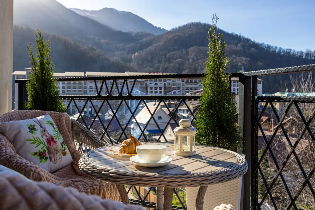 Просторная студия с видом на горы