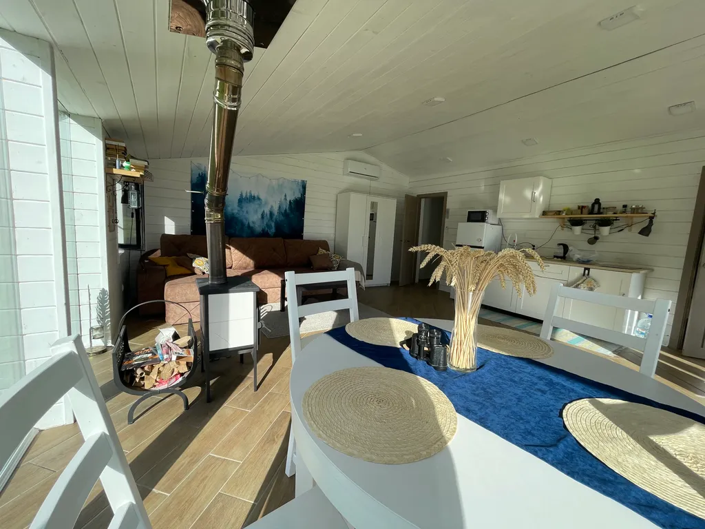 Уютный домик с панорамным остеклением недалеко от Пушкинских гор