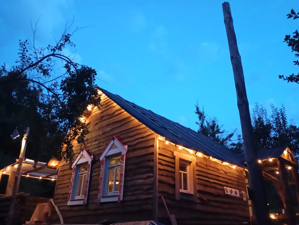 Изба с уютом детства, деревенский дом с баней и русским бытом