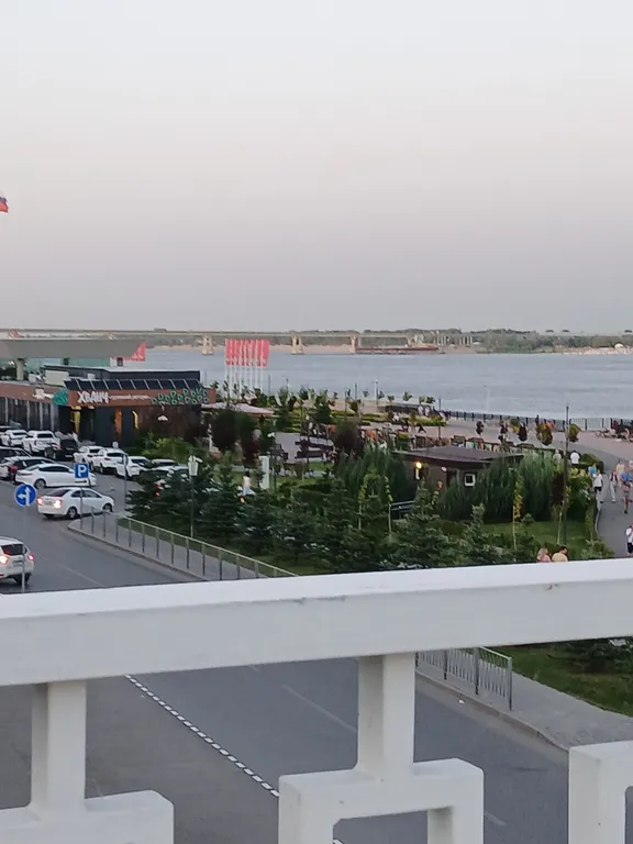 Жизнь с видом реку: огромная лоджия с панорамным остеклением в пол!