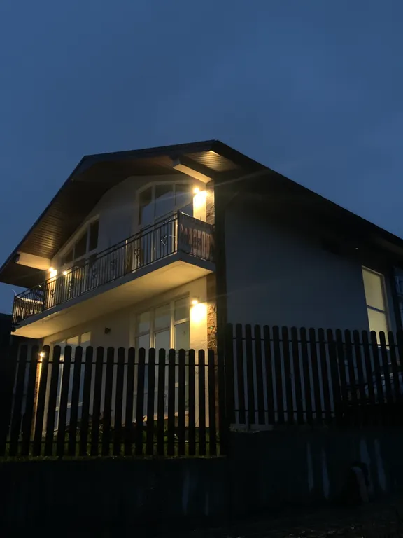 Современный коттедж на горе, в тихом месте, на границе с лесом