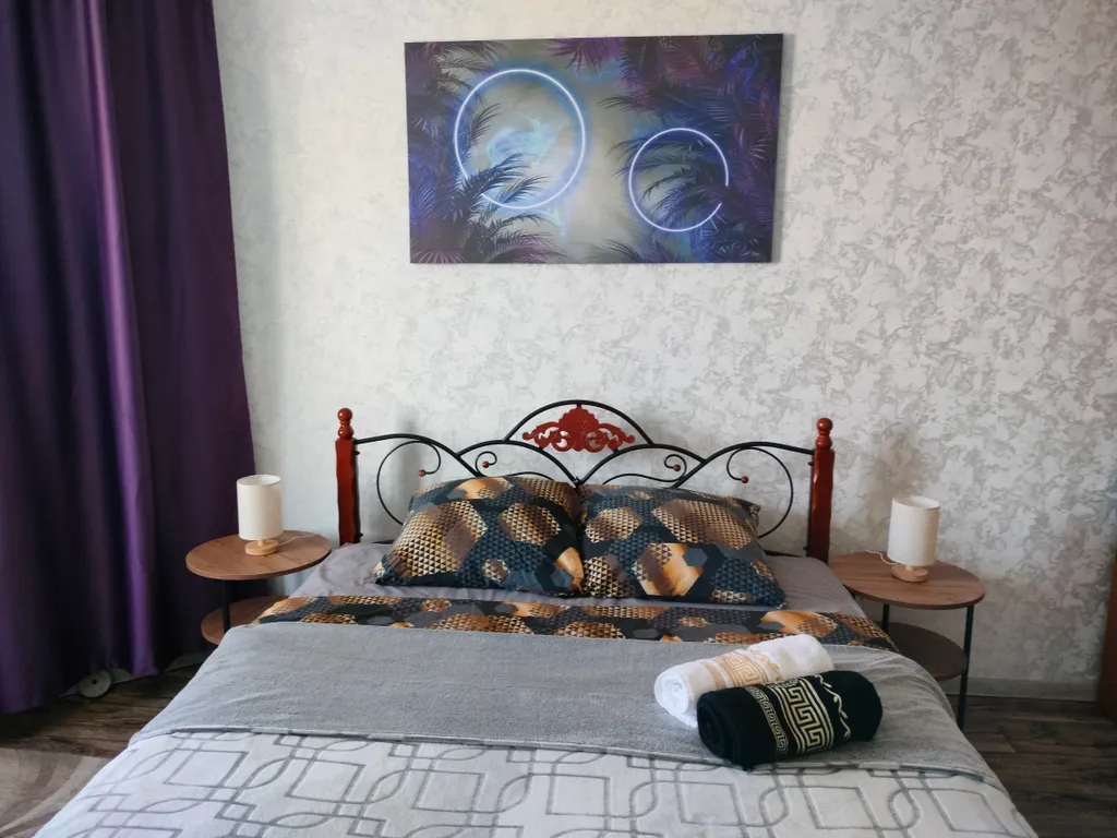 Квартира расположена у РЖД вокзала, до дома -10 -15 минут идти