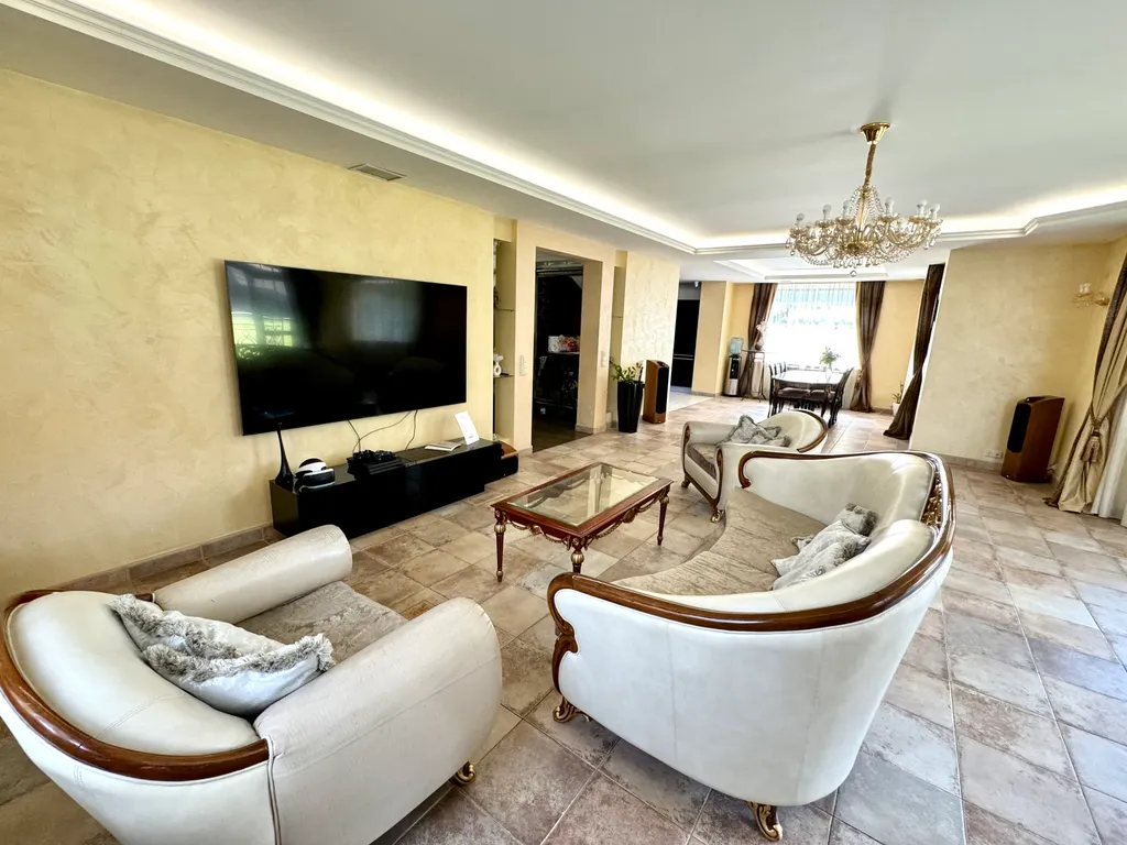 Элитный коттедж с бассейном