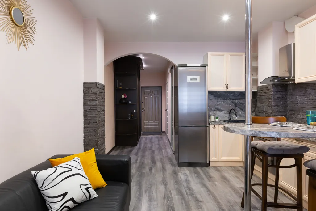 Яркая квартира с видом на заснеженные ветви и искрящийся снег