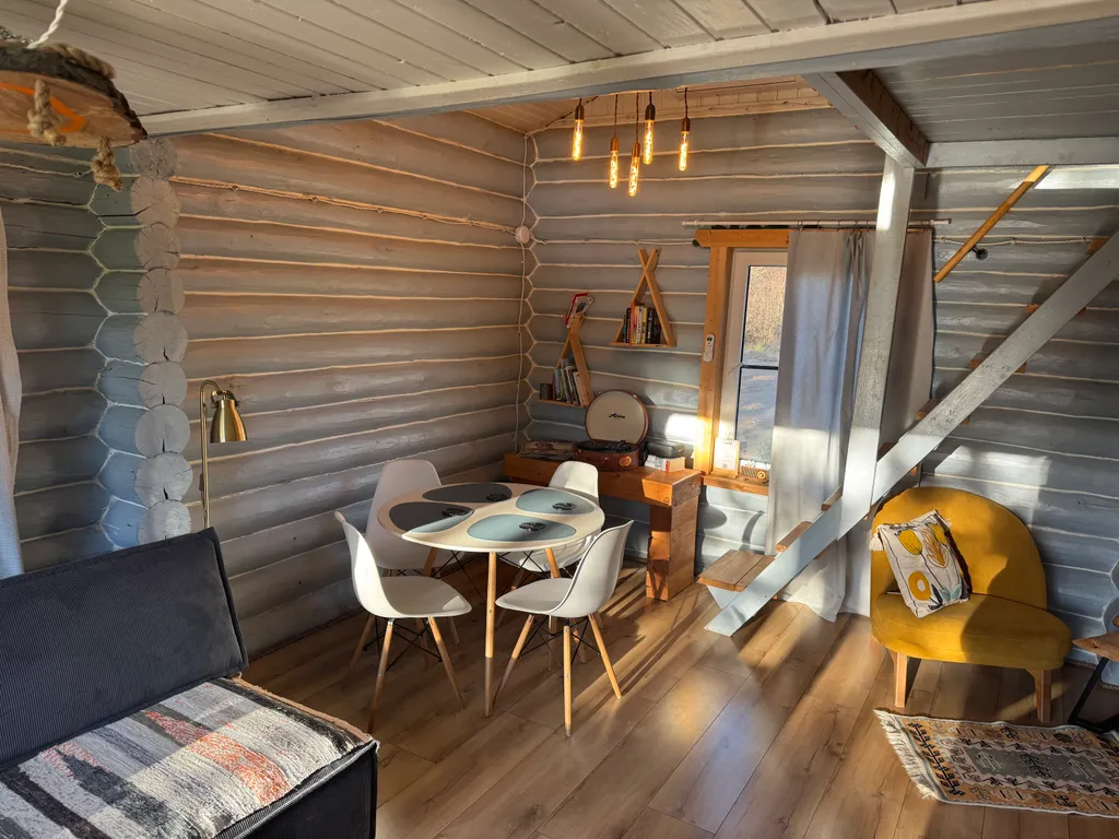 Дом на берегу реки в тихой деревне