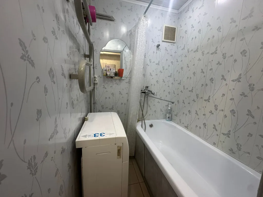 Не дорогая, без изысков, в центре