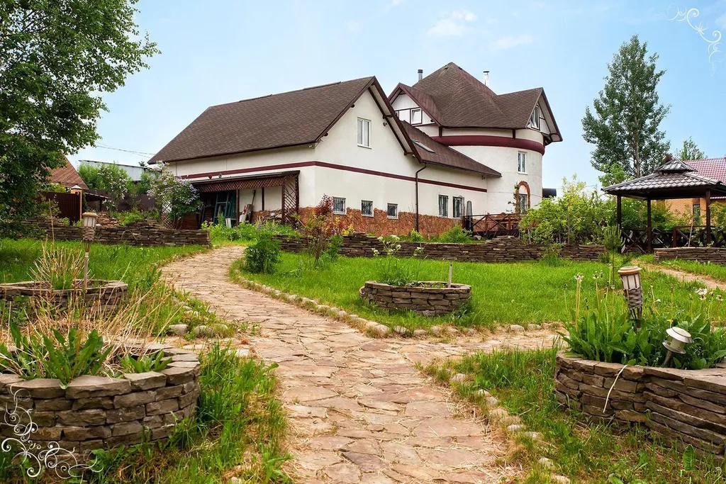 Шикарный коттедж с уютным средневековым интерьером