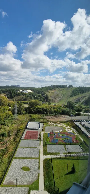 Светлая студия с видом на горы