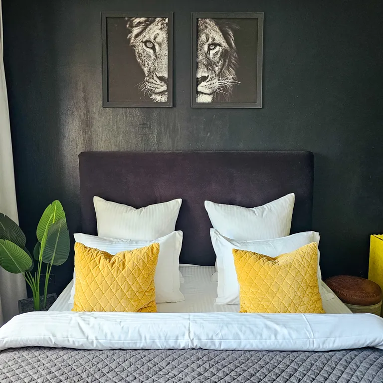 Студия с большой кроватью и ванной, кофемашиной и оплаченным кинотеатр