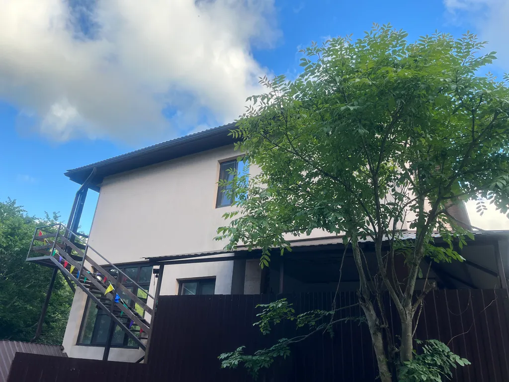 Дом в горах с видом на реку