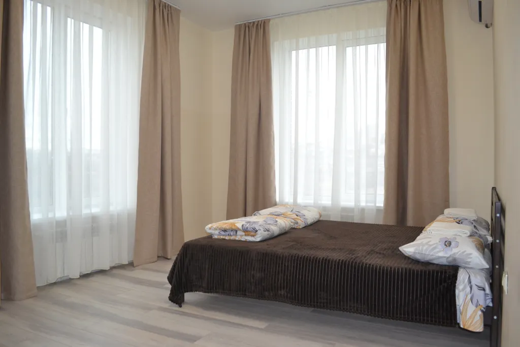 Уютный дом с зеленой лужайкой