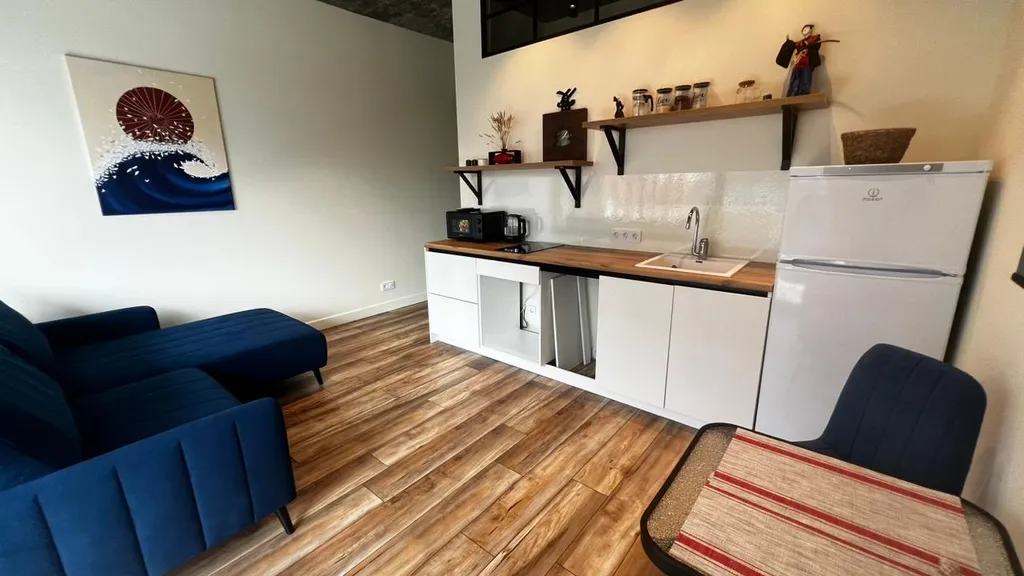 Квартира с дизайнерским ремонтом в японском стиле с бассейном