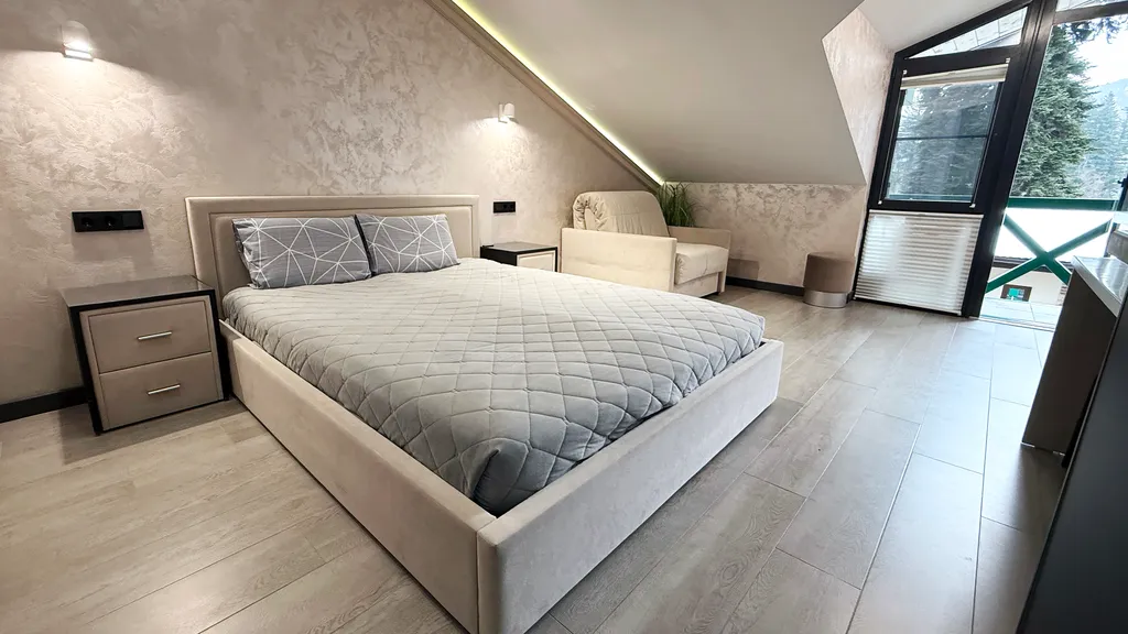 Красивый апартамент с балконом и открытым видом на горы. Центр