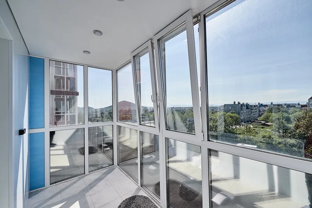 Светлые тёплые апартаменты с видом на горы и город